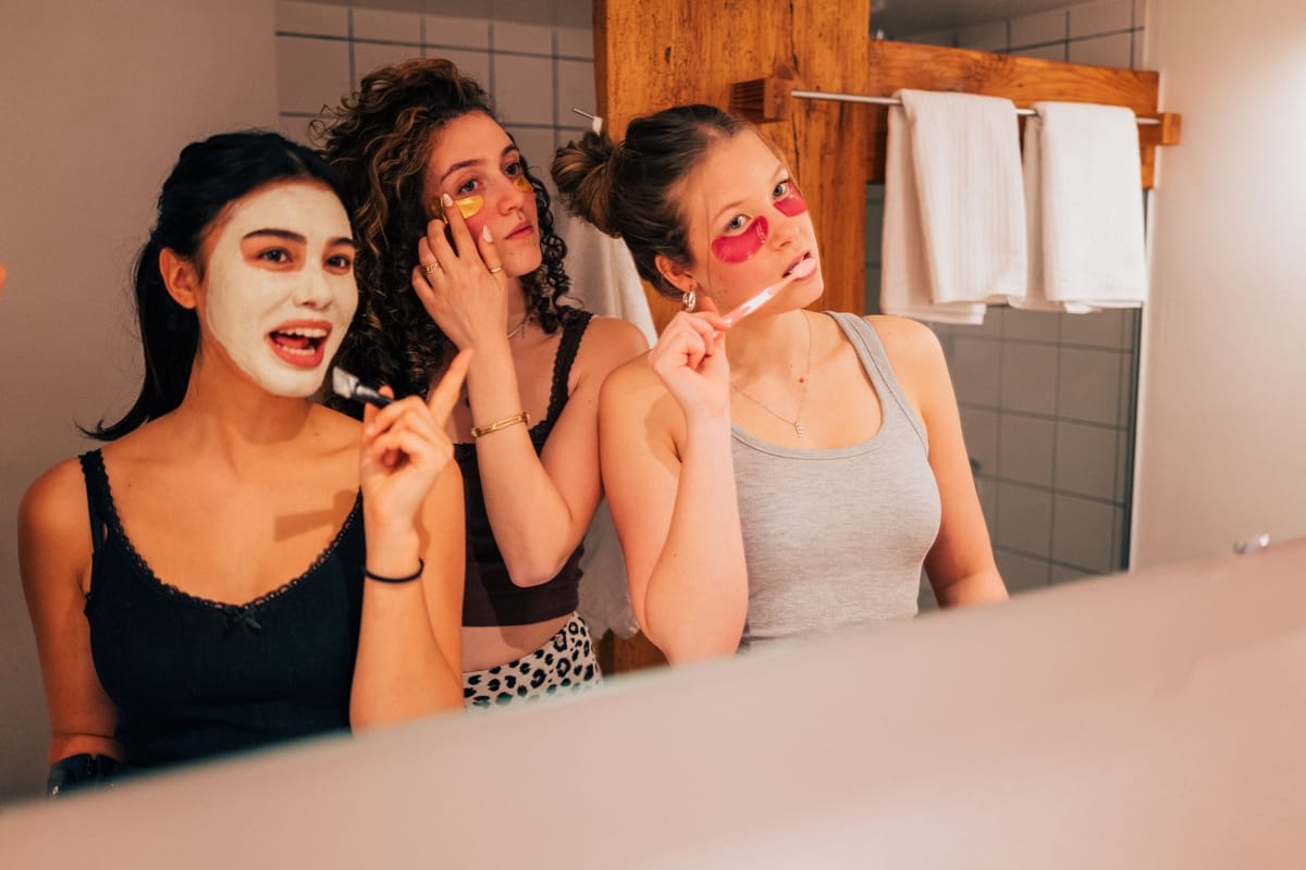 Metrópoles — Dry brushing, gelo no rosto: rituais do TikTok podem irritar e inflamar a pele