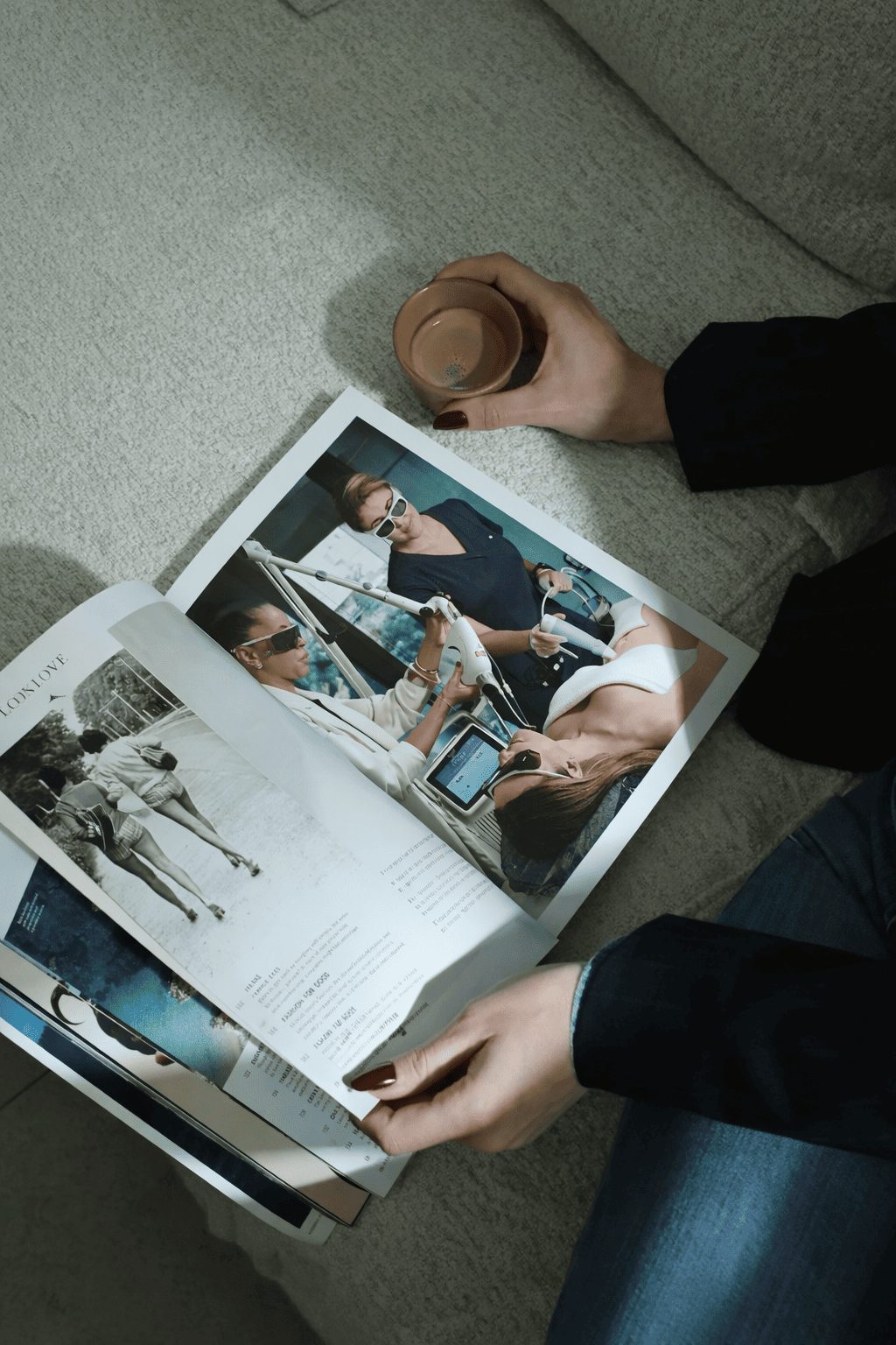 Revista aberta com reportagem sobre procedimento estético, em cena de leitura com café