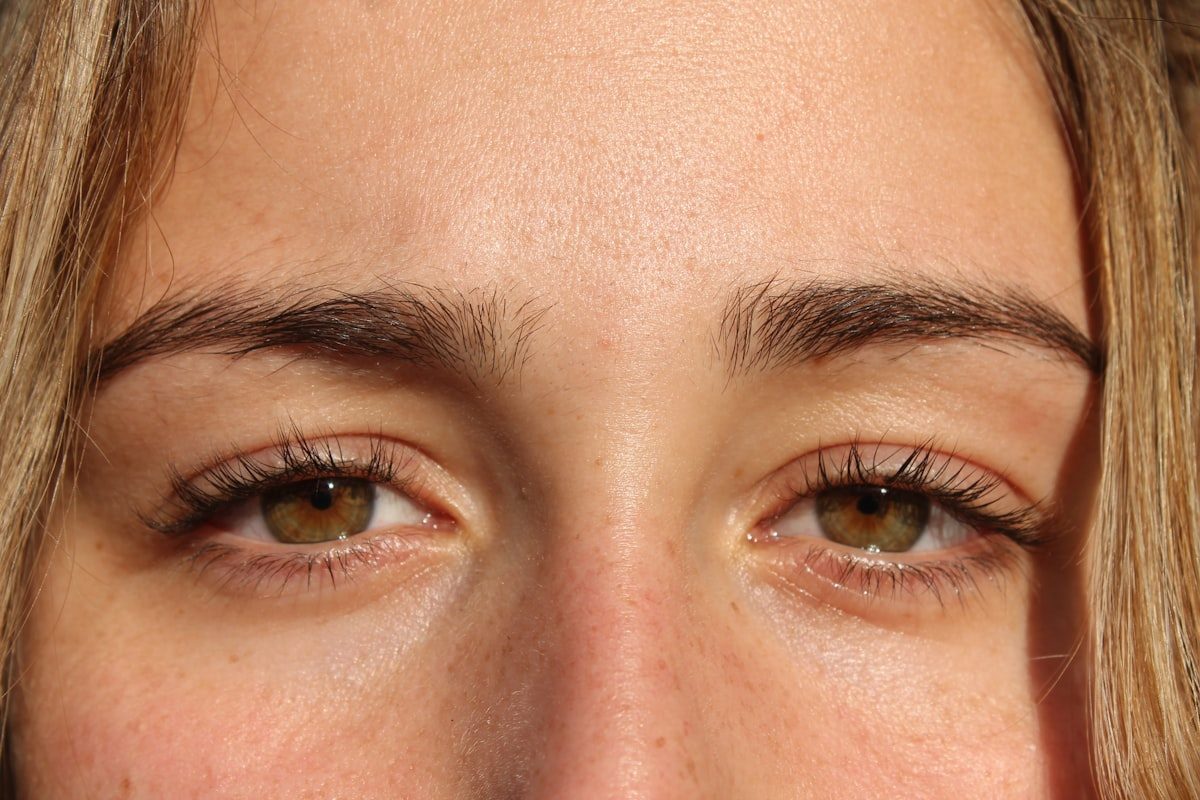 Close-up simétrico dos dois olhos evidenciando a região abaixo deles