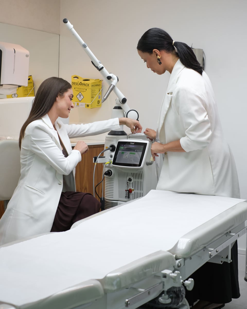 Equipe médica operando equipamento a laser em sala de procedimentos