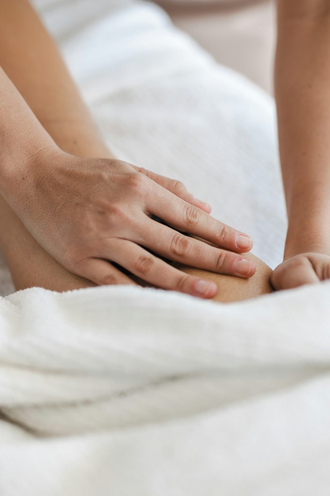 Cuidado terapêutico nas pernas, com atenção à circulação e ao bem-estar vascular
