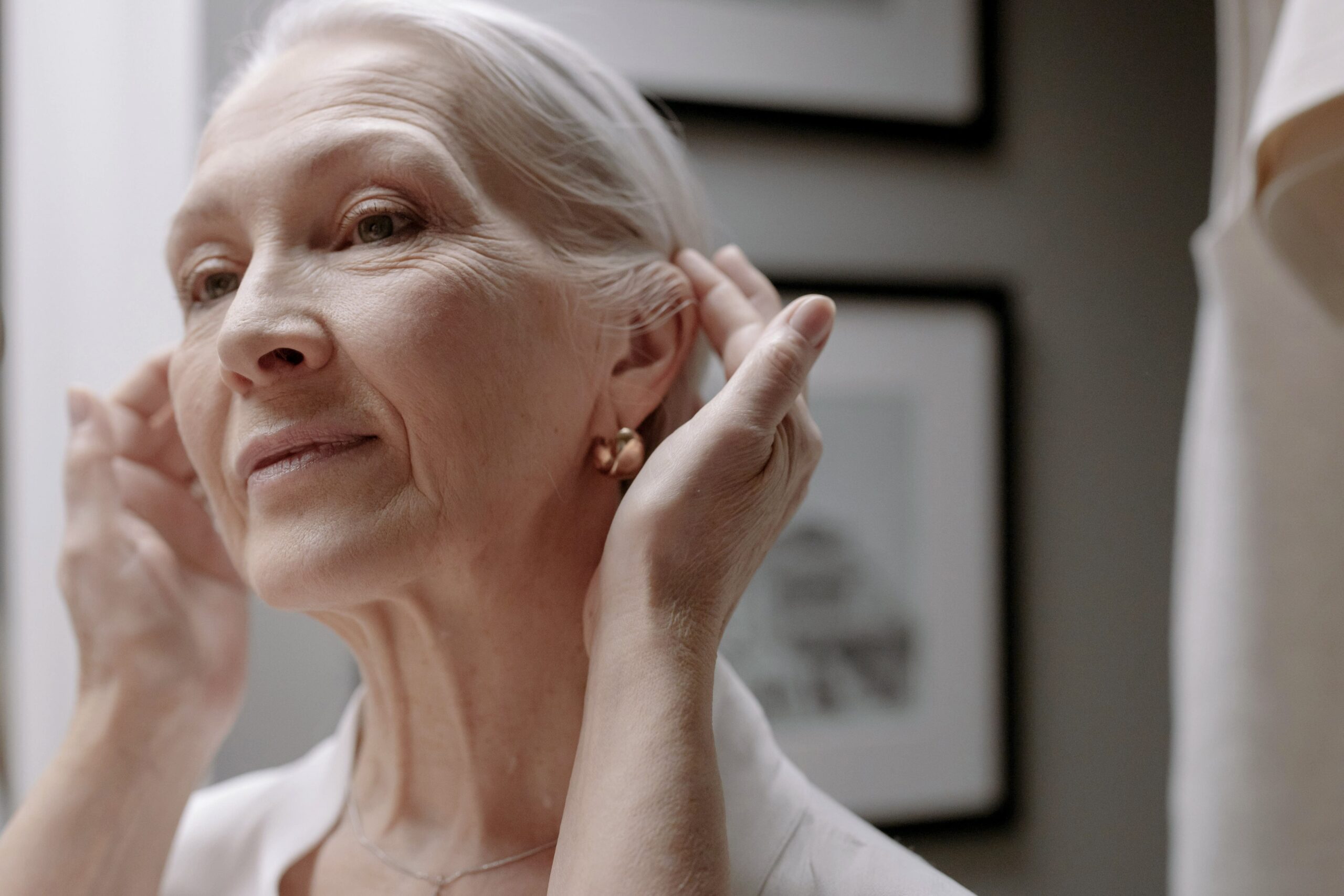 Tudo Que Ninguém Te Conta Sobre a Menopausa: Sintomas, Saúde da Pele e o Caminho para uma Nova Qualidade de Vida | Grupo Paula Chicralla Pés de galinha menopausa